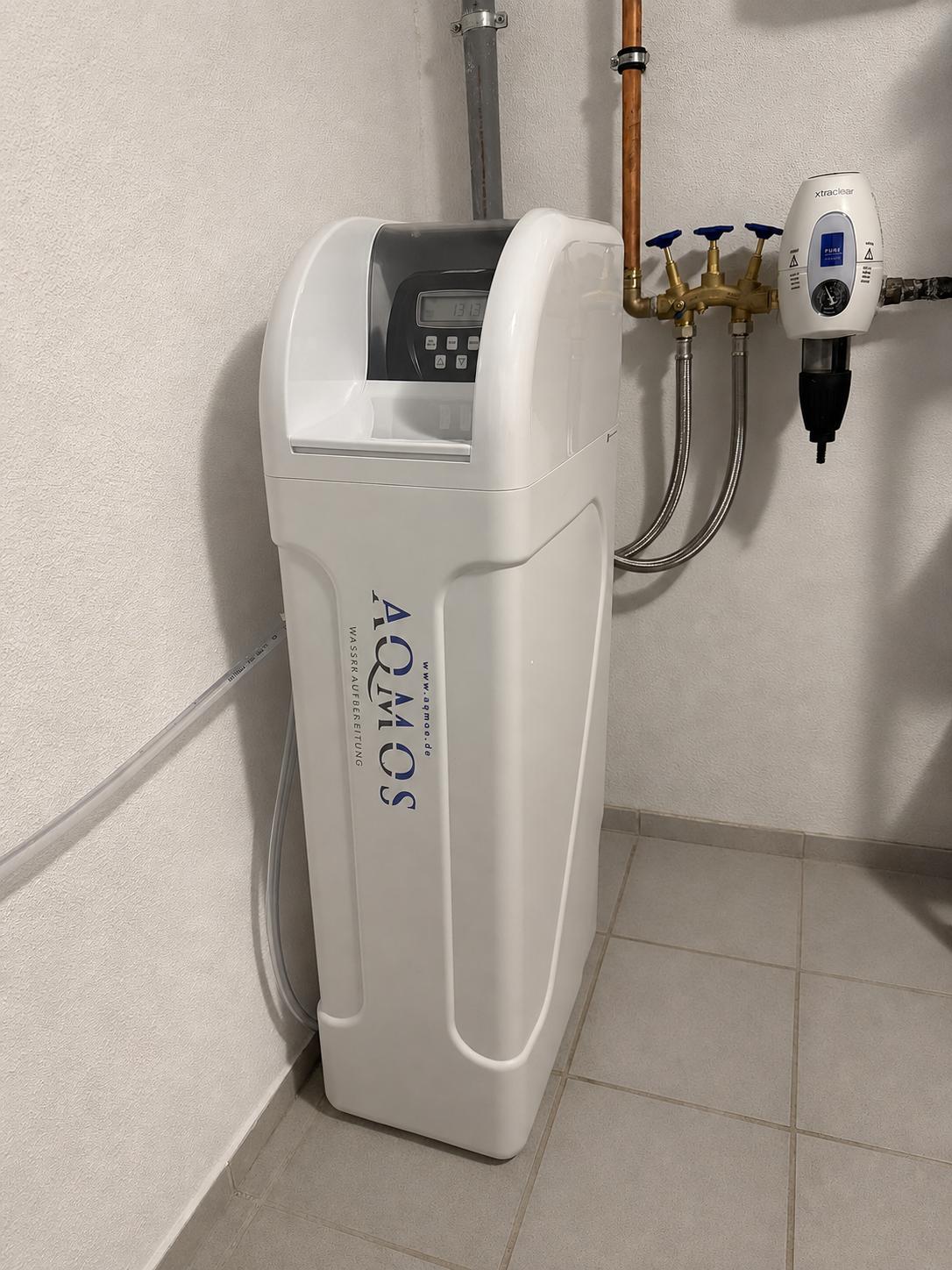 Enthärtungsanlage mit Wasserfilter und angeschlossenen Wasserleitungen