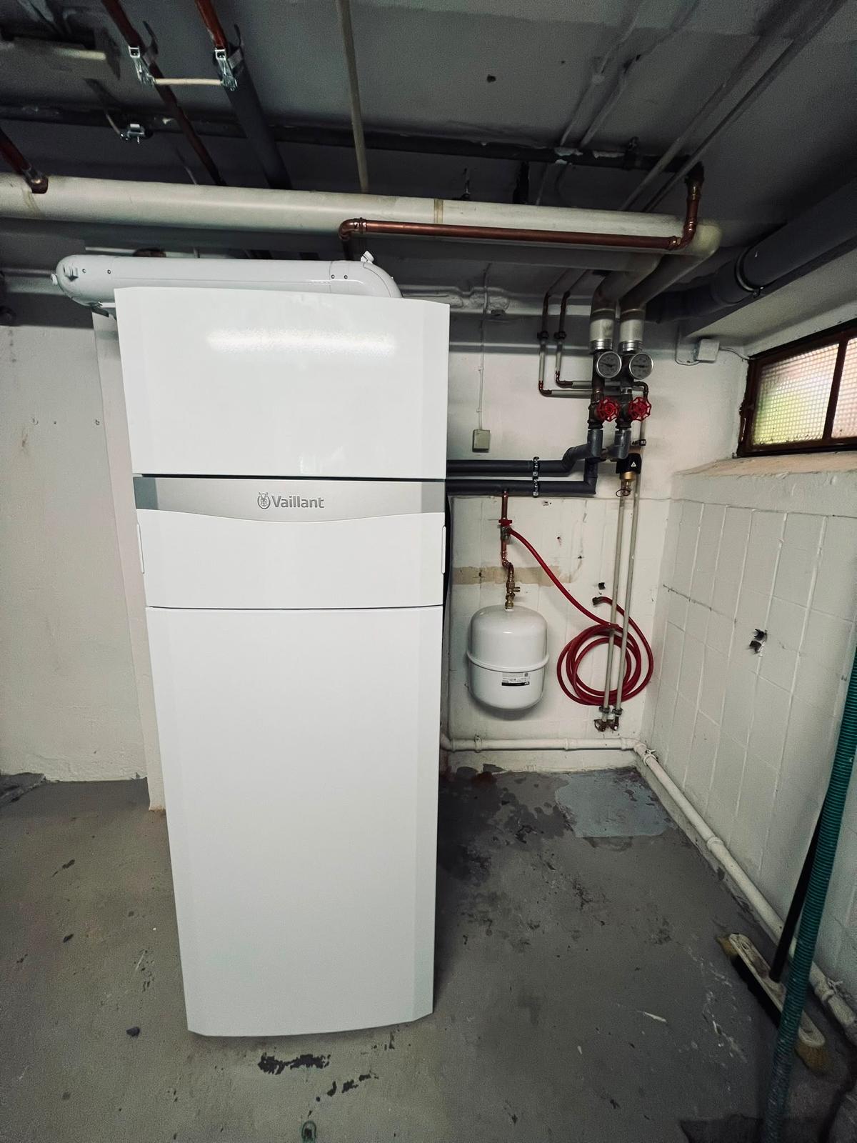 Vaillant-Heizungsanlage mit angeschlossenen Rohrleitungen im Heizraum