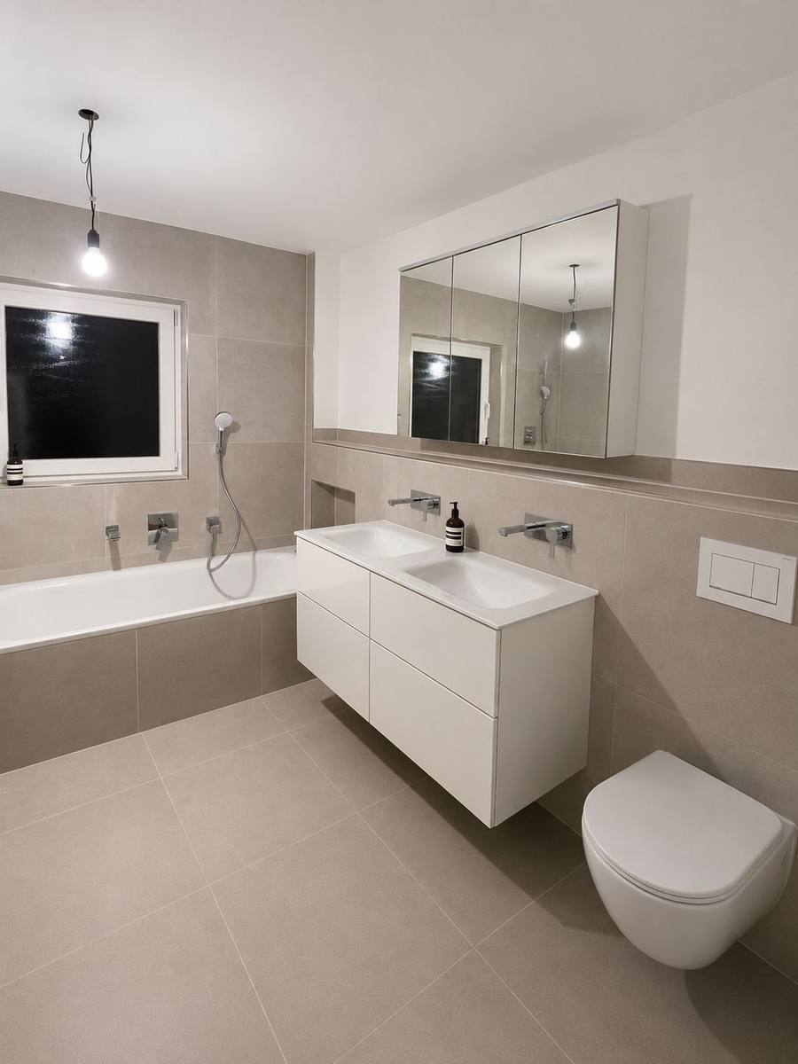 Helles Bad mit Doppelwaschbecken, Badewanne und Spiegelschrank