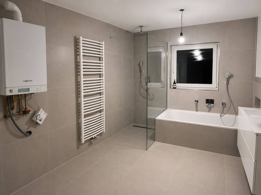 Bad mit Vaillant Heizung, Handtuchheizkörper und Regendusche
