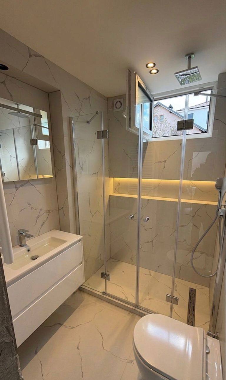 Kleines Bad mit Marmorfliesen, Glasdusche und LED-Einbaustrahler