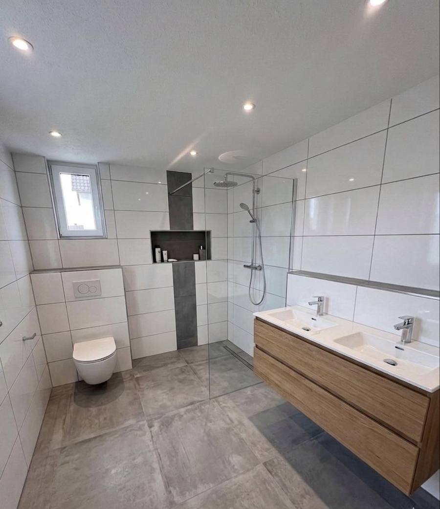 Modernes Bad mit Holzwaschtisch, Doppelwaschbecken und Regendusche