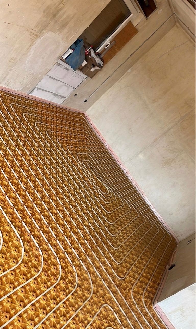 Baustelle mit Fußbodenheizung und Heizschlangen