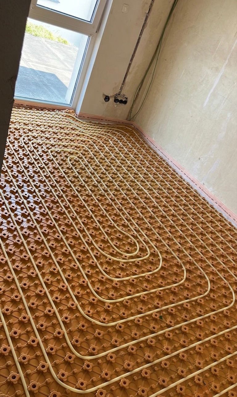 Fußbodenheizung im Rohbau vor dem Estrich